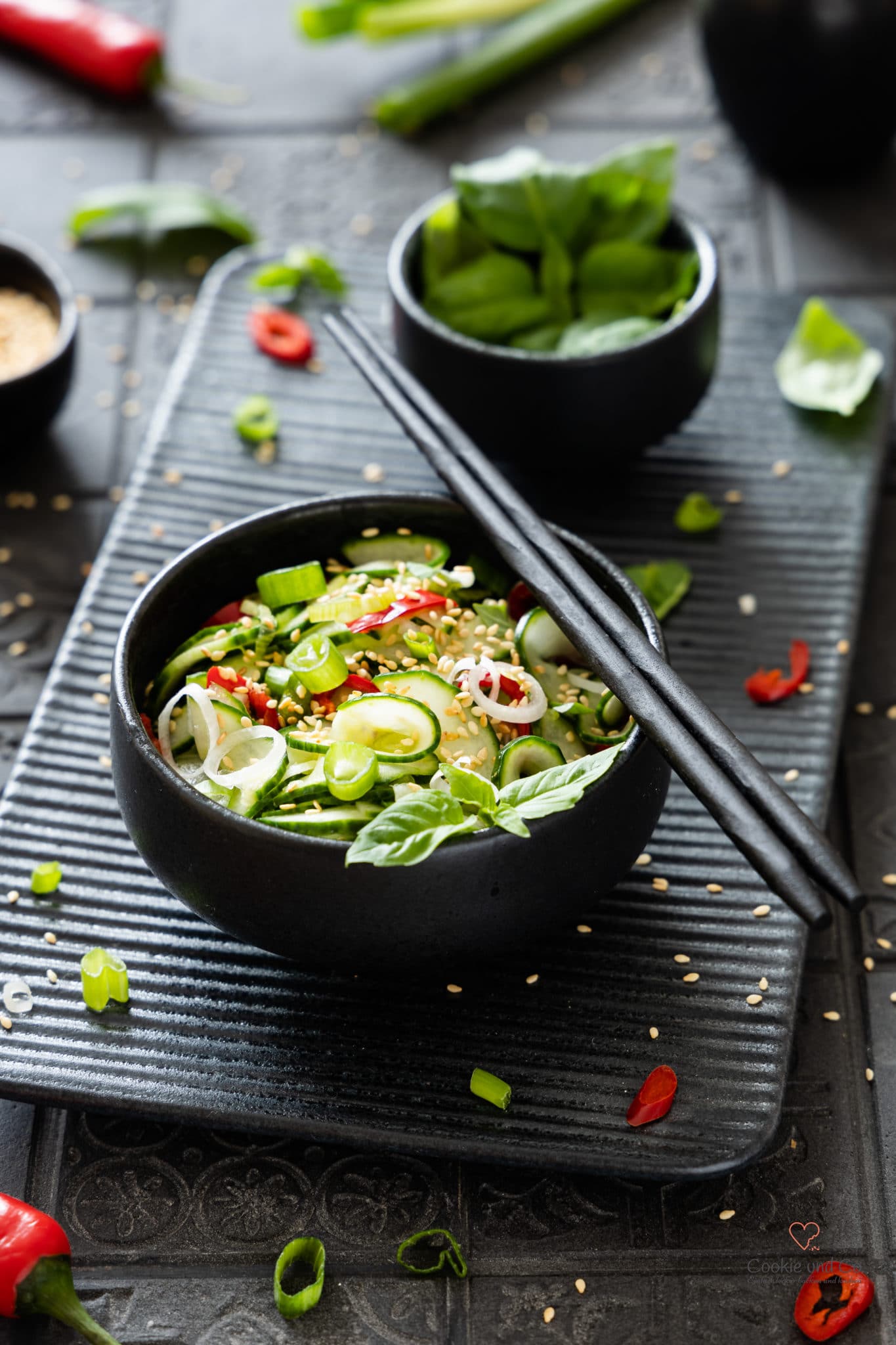 Thailändischer Gurkensalat mit Chili uns Sesam.