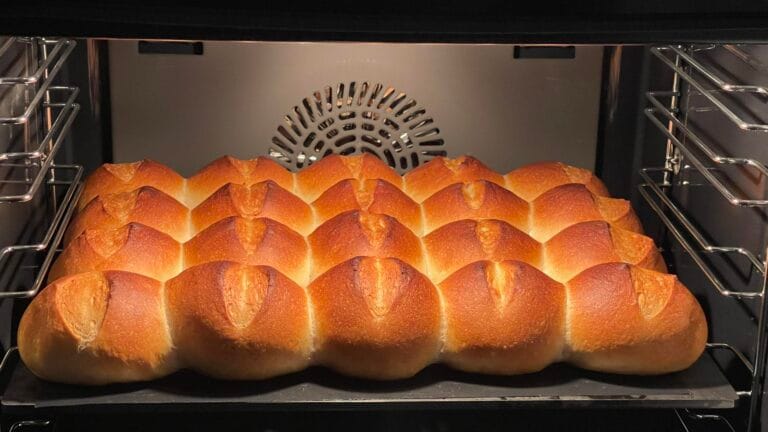 Sommer-Pause-Brötchen auf einem Backblech im Backofen.